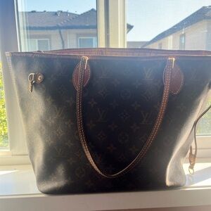 FIRST COME FIRST SERVE Louis Vuitton Tote Bag with light Brown handles/edges